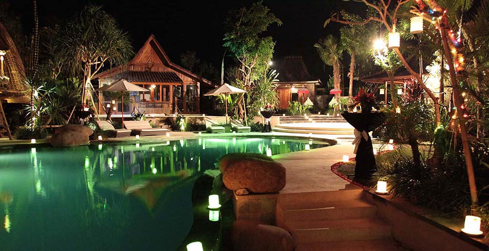 Villa Sati - Pool and garden